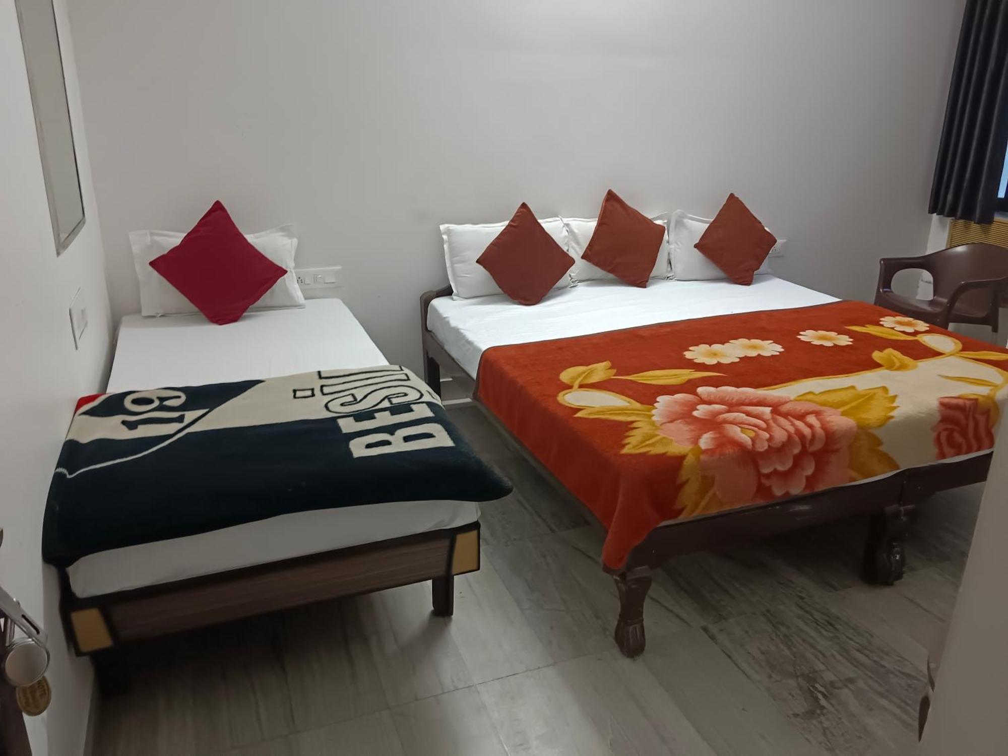 Hotel Shubham อุเดเปอร์ ภายนอก รูปภาพ